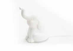 Devant -STYLE CAMPAGNE Boutique 210 1 Lampe Elephanteau Porcelaine Enfant Amadeus Cades Deco Campagne Chic 2